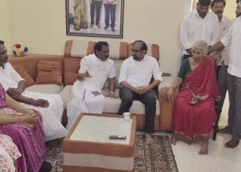 இரவில் திடீரென்று பிரதமர் நரேந்திர மோடி உருவ பொம்மை எரிப்பு இந்திய ஜனநாயக வாலிபர் சங்கத்தினரை கைது