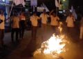 இரவில் திடீரென்று பிரதமர் நரேந்திர மோடி உருவ பொம்மை எரிப்பு இந்திய ஜனநாயக வாலிபர் சங்கத்தினரை கைது