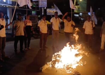இரவில் திடீரென்று பிரதமர் நரேந்திர மோடி உருவ பொம்மை எரிப்பு இந்திய ஜனநாயக வாலிபர் சங்கத்தினரை கைது