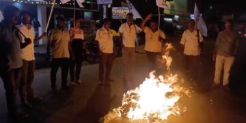 இரவில் திடீரென்று பிரதமர் நரேந்திர மோடி உருவ பொம்மை எரிப்பு இந்திய ஜனநாயக வாலிபர் சங்கத்தினரை கைது