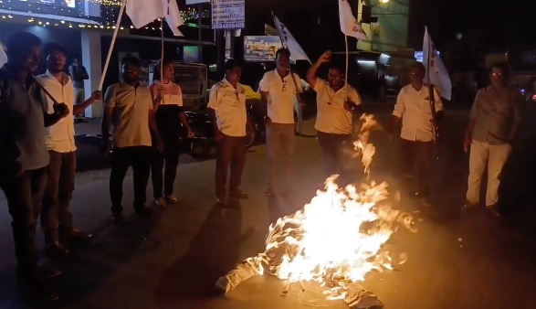 இரவில் திடீரென்று பிரதமர் நரேந்திர மோடி உருவ பொம்மை எரிப்பு இந்திய ஜனநாயக வாலிபர் சங்கத்தினரை கைது