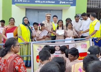 புழல் காவல்துறையுடன் இணைந்து பள்ளி மாணவ மாணவியர் நடத்திய போதை தடுப்பு விழிப்புணர்வு பேரணி