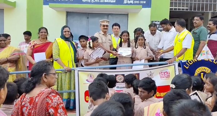 புழல் காவல்துறையுடன் இணைந்து பள்ளி மாணவ மாணவியர் நடத்திய போதை தடுப்பு விழிப்புணர்வு பேரணி