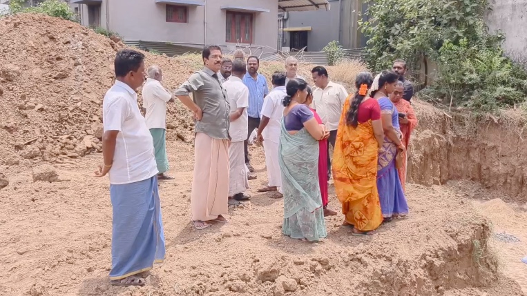 மதுராந்தகம் ஒன்றியத்துக்கு உட்பட்ட தச்சூர் கிராமத்தில் ஒரு மாத காலத்திற்கும் மேலாக சரியாக குடிநீர் வராததால் சாலை மறியல்