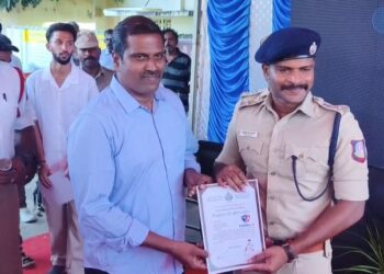 மதுராந்தகம் ஒன்றியத்துக்கு உட்பட்ட தச்சூர் கிராமத்தில் ஒரு மாத காலத்திற்கும் மேலாக சரியாக குடிநீர் வராததால் சாலை மறியல்