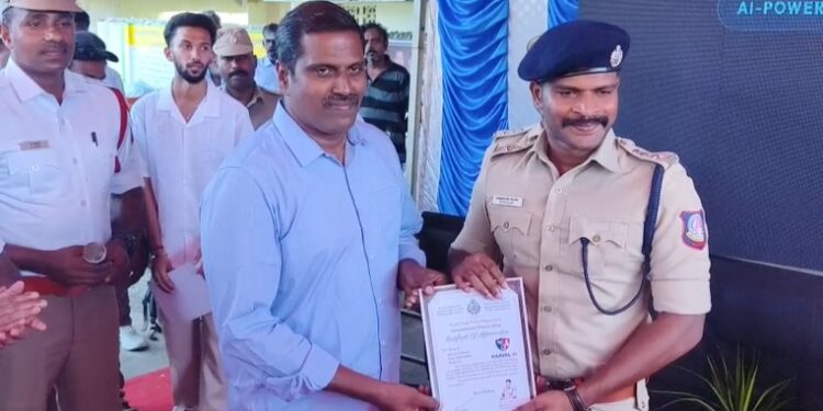 மதுராந்தகம் ஒன்றியத்துக்கு உட்பட்ட தச்சூர் கிராமத்தில் ஒரு மாத காலத்திற்கும் மேலாக சரியாக குடிநீர் வராததால் சாலை மறியல்