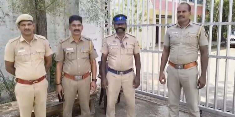 மதுராந்தகம் ஒன்றியத்துக்கு உட்பட்ட தச்சூர் கிராமத்தில் ஒரு மாத காலத்திற்கும் மேலாக சரியாக குடிநீர் வராததால் சாலை மறியல்