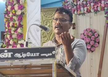 மயிலாடுதுறை அருகே தண்ணீர் இன்றி வறண்ட குளத்தை கிரிக்கெட் மைதானமாக மாற்றி விளையாடும் இளைஞர்கள்