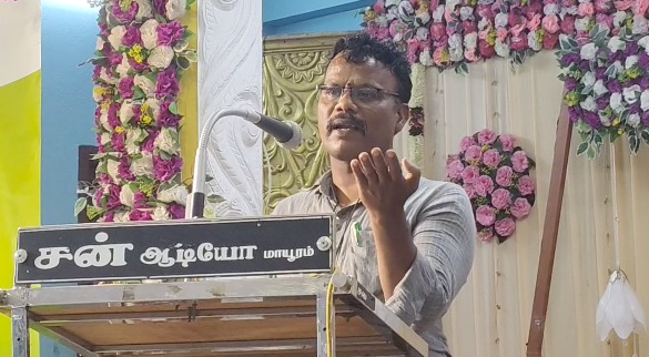 மயிலாடுதுறை அருகே தண்ணீர் இன்றி வறண்ட குளத்தை கிரிக்கெட் மைதானமாக மாற்றி விளையாடும் இளைஞர்கள்