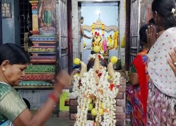 மயிலாடுதுறை அருகே தண்ணீர் இன்றி வறண்ட குளத்தை கிரிக்கெட் மைதானமாக மாற்றி விளையாடும் இளைஞர்கள்