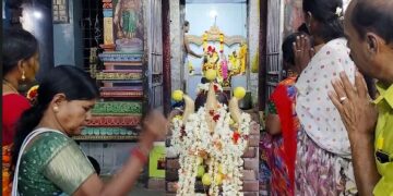மயிலாடுதுறை அருகே தண்ணீர் இன்றி வறண்ட குளத்தை கிரிக்கெட் மைதானமாக மாற்றி விளையாடும் இளைஞர்கள்