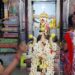 மயிலாடுதுறை அருகே தண்ணீர் இன்றி வறண்ட குளத்தை கிரிக்கெட் மைதானமாக மாற்றி விளையாடும் இளைஞர்கள்