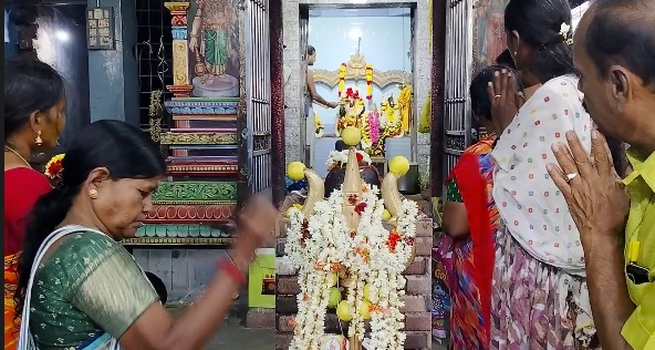 மயிலாடுதுறை அருகே தண்ணீர் இன்றி வறண்ட குளத்தை கிரிக்கெட் மைதானமாக மாற்றி விளையாடும் இளைஞர்கள்