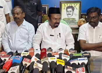 மயிலாடுதுறை அருகே தண்ணீர் இன்றி வறண்ட குளத்தை கிரிக்கெட் மைதானமாக மாற்றி விளையாடும் இளைஞர்கள்