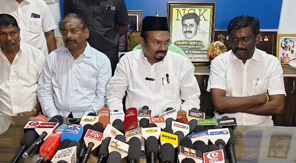 மயிலாடுதுறை அருகே தண்ணீர் இன்றி வறண்ட குளத்தை கிரிக்கெட் மைதானமாக மாற்றி விளையாடும் இளைஞர்கள்