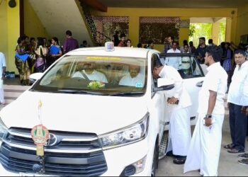 மயிலாடுதுறை அருகே தண்ணீர் இன்றி வறண்ட குளத்தை கிரிக்கெட் மைதானமாக மாற்றி விளையாடும் இளைஞர்கள்