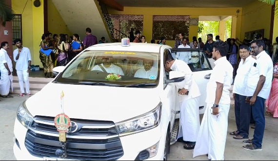 மயிலாடுதுறை அருகே தண்ணீர் இன்றி வறண்ட குளத்தை கிரிக்கெட் மைதானமாக மாற்றி விளையாடும் இளைஞர்கள்