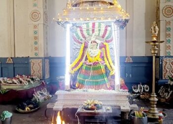 மயிலாடுதுறை அருகே தண்ணீர் இன்றி வறண்ட குளத்தை கிரிக்கெட் மைதானமாக மாற்றி விளையாடும் இளைஞர்கள்