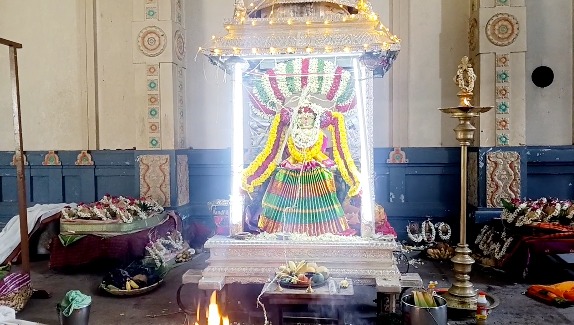 மயிலாடுதுறை அருகே தண்ணீர் இன்றி வறண்ட குளத்தை கிரிக்கெட் மைதானமாக மாற்றி விளையாடும் இளைஞர்கள்