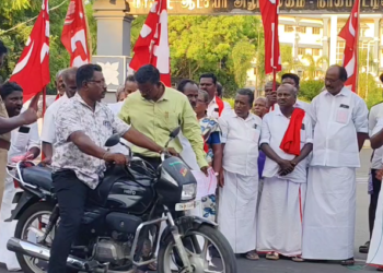 நாகையில் எம்பி தலைமையில் நடைபெற்ற ஆர்ப்பாட்டத்தில் மது போதையில் அலப்பறையில் ஈடுபட்ட நபரால் பரபரப்பு