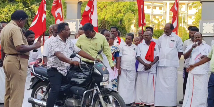 நாகையில் எம்பி தலைமையில் நடைபெற்ற ஆர்ப்பாட்டத்தில் மது போதையில் அலப்பறையில் ஈடுபட்ட நபரால் பரபரப்பு