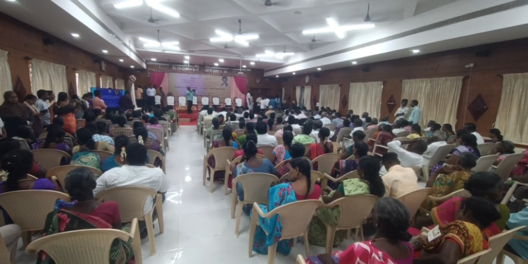 நாகையில் எம்பி தலைமையில் நடைபெற்ற ஆர்ப்பாட்டத்தில் மது போதையில் அலப்பறையில் ஈடுபட்ட நபரால் பரபரப்பு