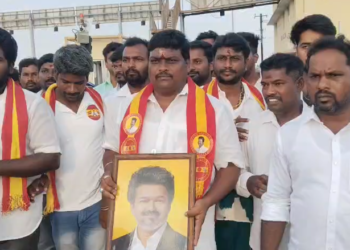 நாகையில் எம்பி தலைமையில் நடைபெற்ற ஆர்ப்பாட்டத்தில் மது போதையில் அலப்பறையில் ஈடுபட்ட நபரால் பரபரப்பு