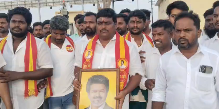 நாகையில் எம்பி தலைமையில் நடைபெற்ற ஆர்ப்பாட்டத்தில் மது போதையில் அலப்பறையில் ஈடுபட்ட நபரால் பரபரப்பு