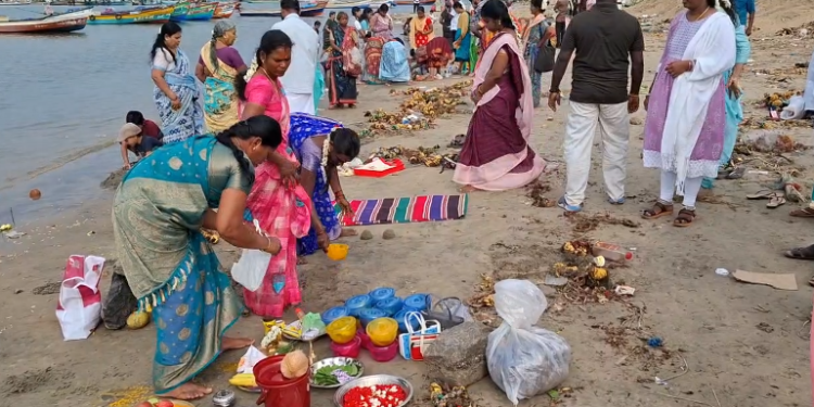 நாகையில் எம்பி தலைமையில் நடைபெற்ற ஆர்ப்பாட்டத்தில் மது போதையில் அலப்பறையில் ஈடுபட்ட நபரால் பரபரப்பு
