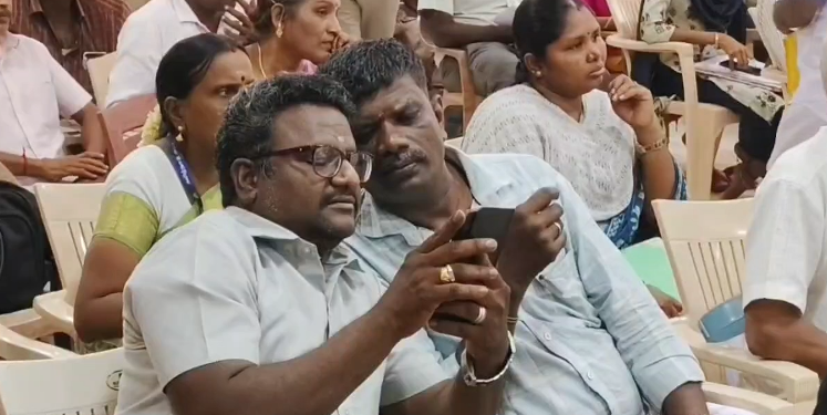 நாகையில் எம்பி தலைமையில் நடைபெற்ற ஆர்ப்பாட்டத்தில் மது போதையில் அலப்பறையில் ஈடுபட்ட நபரால் பரபரப்பு