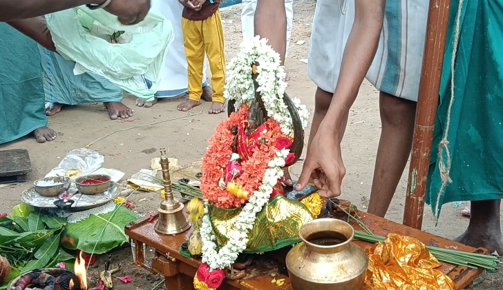 நாகையில் எம்பி தலைமையில் நடைபெற்ற ஆர்ப்பாட்டத்தில் மது போதையில் அலப்பறையில் ஈடுபட்ட நபரால் பரபரப்பு