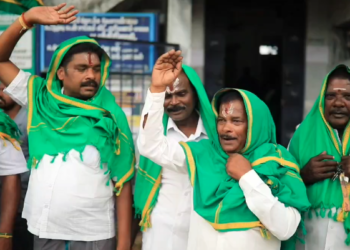 மார்த்தாண்டம் ஞாறாம்விளை சாலையில் நேசமணி நினைவு பாலத்தில் கொட்டப்படும் குப்பைகள் ஆற்றில் கலப்பதால் நோய் பரவும் அவலம்