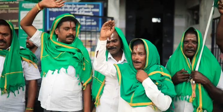 மார்த்தாண்டம் ஞாறாம்விளை சாலையில் நேசமணி நினைவு பாலத்தில் கொட்டப்படும் குப்பைகள் ஆற்றில் கலப்பதால் நோய் பரவும் அவலம்