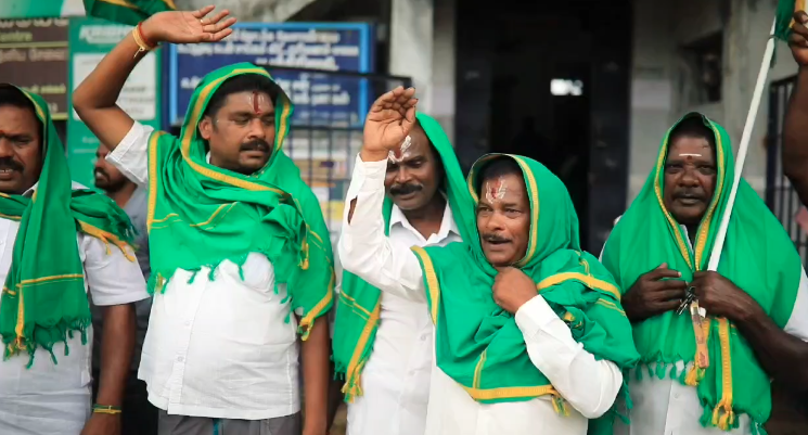 மார்த்தாண்டம் ஞாறாம்விளை சாலையில் நேசமணி நினைவு பாலத்தில் கொட்டப்படும் குப்பைகள் ஆற்றில் கலப்பதால் நோய் பரவும் அவலம்