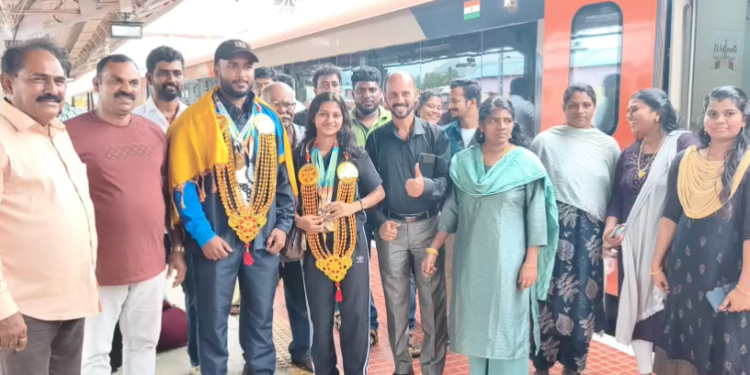 சென்னையில் நடைபெற்ற மாநில அளவில் துப்பாக்கிச்சூடும் போட்டியில் கலந்து4 தங்கப்பதக்கம் வென்ற மாணவிக்கு வரவேற்பு