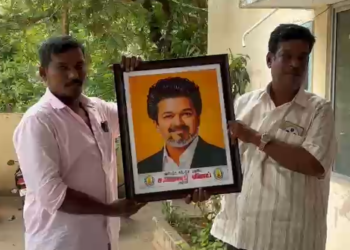 விழுப்புரம் மாவட்டம் வளவனூர் பேரூராட்சி அலுவலகம் முன்பு  தவெக கவுன்சிலர்கள்  தர்ணா- நகர மன்றம் கூட்ட அரங்கில் தமிழக முதலமைச்சர் விஜயின் படத்தை வைக்காததற்கு எதிர்ப்பு