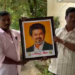 விழுப்புரம் மாவட்டம் வளவனூர் பேரூராட்சி அலுவலகம் முன்பு தவெக கவுன்சிலர்கள் தர்ணா- நகர மன்றம் கூட்ட அரங்கில் தமிழக முதலமைச்சர் விஜயின் படத்தை வைக்காததற்கு எதிர்ப்பு