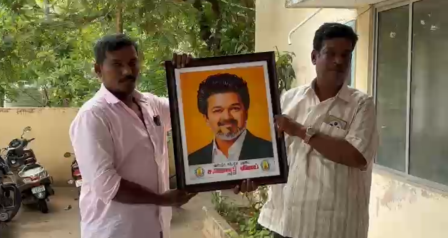 விழுப்புரம் மாவட்டம் வளவனூர் பேரூராட்சி அலுவலகம் முன்பு  தவெக கவுன்சிலர்கள்  தர்ணா- நகர மன்றம் கூட்ட அரங்கில் தமிழக முதலமைச்சர் விஜயின் படத்தை வைக்காததற்கு எதிர்ப்பு