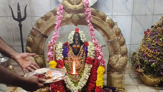 ஆறுபாதி கிராமத்தில் ஸ்ரீ மகா காளியம்மன் ஆலயத்தில் ஆடி மாத 4-வது வெள்ளியை முன்னிட்டு திருவிளக்கு பூஜை