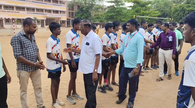 மயிலாடுதுறையில் பள்ளி கல்வித்துறை சார்பில் குறுவட்ட அளவிலான கைப்பந்து, & கூடைப்பந்து, மேசைப்பந்து  போட்டி