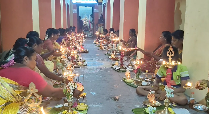 ஆக்கூர் தான்தோன்றீஸ்வரர் ஆலயத்தில் ஆடி வெள்ளி கிழமையை முன்னிட்டு உலக நன்மை வேண்டி திருவிளக்கு பூஜை 