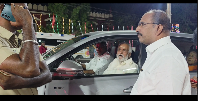 திருத்தணி சுப்பிரமணியசாமி திருக்கோயில் சாமி தரிசனத்திற்கு வந்த அமைச்சர் சேகர்பாபு தடுத்து நிறுத்திய போலீஸ்