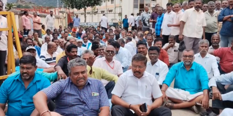கன்னியாகுமரி பல அம்ச கோரிக்கைகளை வலியுறுத்தி டாஸ்மாக் கடை ஊழியர்கள் கன்னியாகுமரி முழு அடைப்பு போராட்டம்