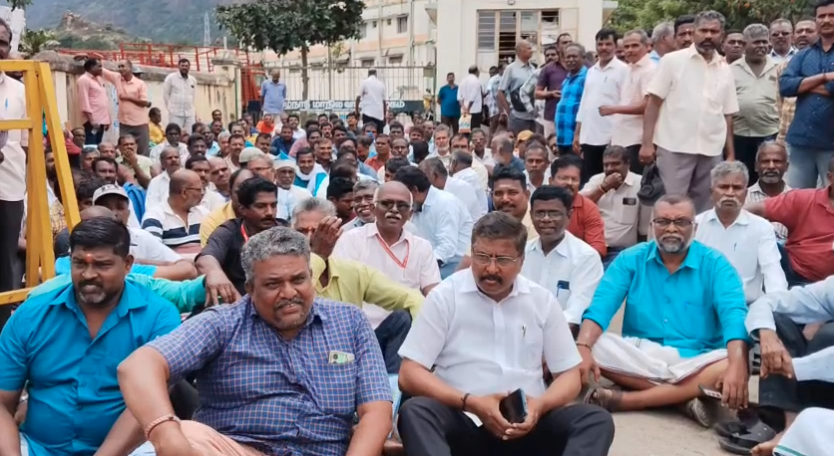 கன்னியாகுமரி பல அம்ச கோரிக்கைகளை வலியுறுத்தி டாஸ்மாக் கடை ஊழியர்கள் கன்னியாகுமரி முழு அடைப்பு போராட்டம்