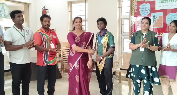 தென்னிந்திய அளவில் நடைபெற்ற டி20 கிரிக்கெட் சாம்பியன்ஷிப் போட்டியில் இளமுகிலன் வெள்ளி பதக்கம்