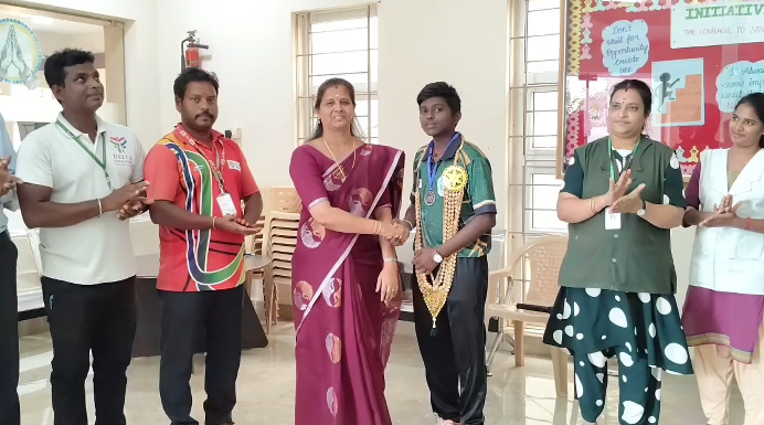 தென்னிந்திய அளவில் நடைபெற்ற டி20 கிரிக்கெட் சாம்பியன்ஷிப் போட்டியில் இளமுகிலன் வெள்ளி பதக்கம்