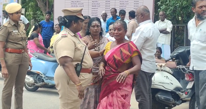 ஊனமுற்ற பெண்ணிடம் தனியார் அடகு கடை உரிமையாளரிடம், பணத்தை திரும்ப செலுத்திய பிறகு நகை கொடுக்க மறுப்பு