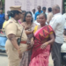 ஊனமுற்ற பெண்ணிடம் தனியார் அடகு கடை உரிமையாளரிடம், பணத்தை திரும்ப செலுத்திய பிறகு நகை கொடுக்க மறுப்பு