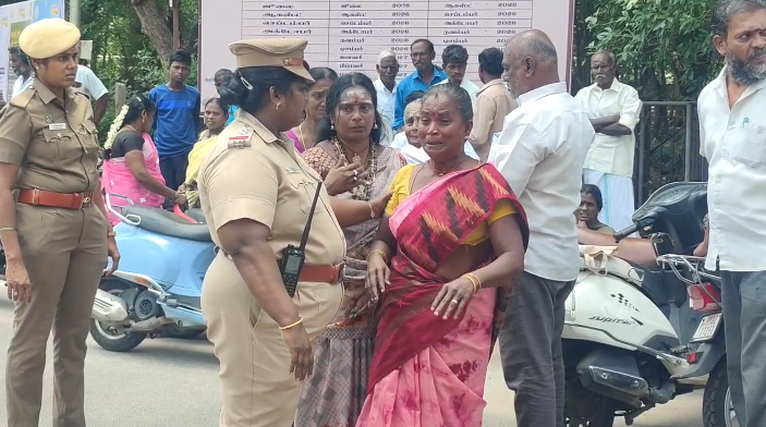 ஊனமுற்ற பெண்ணிடம் தனியார் அடகு கடை உரிமையாளரிடம், பணத்தை திரும்ப செலுத்திய பிறகு நகை கொடுக்க மறுப்பு