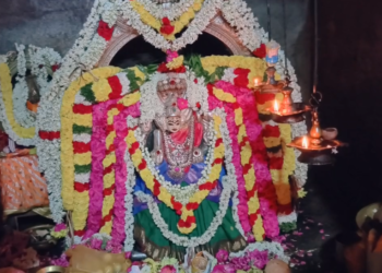 மயிலாடுதுறை பிரசன்ன மாரியம்மன் ஆலயத்தில் ஆடிசெவ்வாயை முன்னிட்டு கடைவியாபாரிகள் நலச்சங்கம் சார்பில் அன்னதானம்